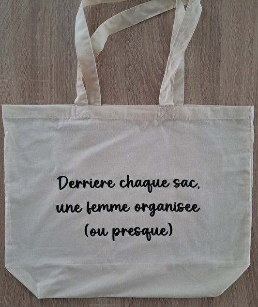 Grand sac de shopping "Derrière chaque sac, une femme organisée (ou presque)"